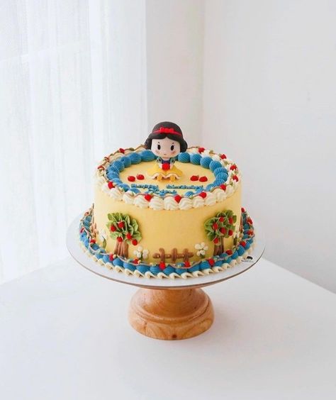 Disney Princess Birthday Cakes, Snow White Cake, Bolo Vintage, New Birthday Cake, Disney Princess Cake, Vintage Birthday Cakes, Christmas Hampers, Princess Birthday Cake, Korean Cake