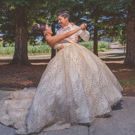 Quinceanera Photoshoot With Court, Quince Portraits, Quinceañera Pictures, Elegant Quince Dresses, Quinceanera Dresses Lavender, Quince Poses, Quince Picture Ideas, Rose Gold Quinceanera Dresses, Butterfly Quince