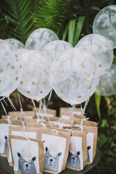 cute wedding favor ideas with balloons Kids Table Wedding, Wedding Favors And Gifts, Kids Favors, Wedding Activities, Wedding Welcome Bags, Wedding Gifts For Guests, Wedding Gift Favors, Kid Table, Kids Corner