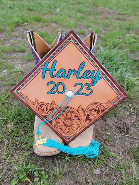 Photo Graduation Cap, Cowboy Graduation Cap, Country Grad Caps, Cap Decoration Graduation High School Country, Country Graduation Cap Designs, Country Grad Cap Ideas, Western Graduation Cap Designs, Grad Cap Ideas Western, Tooled Leather Ideas