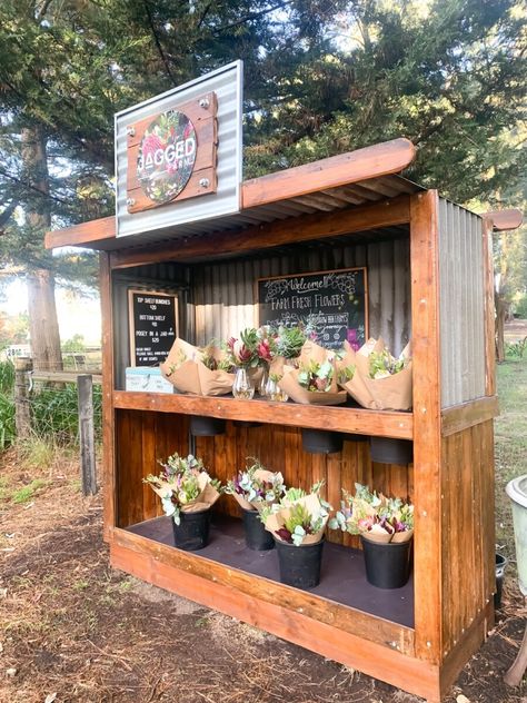 We sell fresh native flower bunches and posies direct from our farm to you. Diy Flower Stand Display, Art Ideas For Home, Farmers Market Stand, Farmers Market Display, Flower Bunches, Vegetable Stand, Cut Flower Farm, Produce Stand, Market Stands