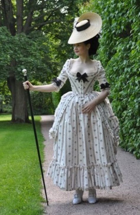 18th Century Gown, 18th Century Dresses, Antique Dresses, 18th Century Dress, Rococo Fashion, 18th Century Costume, 18th Century Clothing, Historical Moments, 18th Century Fashion