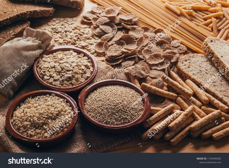 Wooden table full of fiber rich whole foods, perfect for a balanced diet royalty free images photo Whole Grain Foods List, What Are Whole Grains, Whole Grains List, Grains Food, Whole Grain Pasta, 500 Calorie Diet, Fiber Bread, Whole Grain Foods, Whole Grains