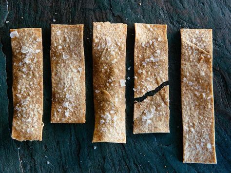 olive oil crackers Olive Crackers, Savory Shortbread, Saveur Recipes, Olive Oil Crackers, Make Your Own Crackers, Cracker Recipe, Holiday Party Appetizers, Wheat Crackers, Salmon Croquettes