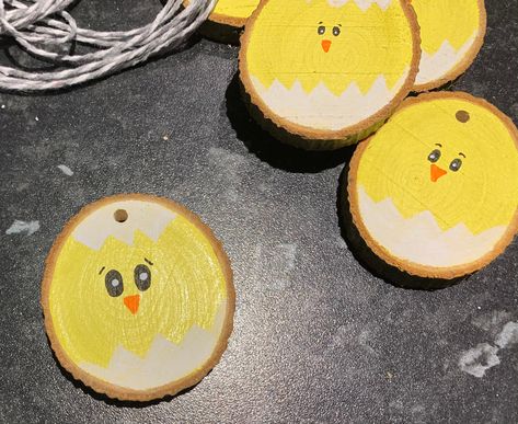 Wooden Easter Crafts, Velika Noč, Dairy Free Breastfeeding, Easter Wood Crafts, Easter Ornaments, Log Slices, Spring Easter Crafts, Easter Chick, Easter Decorations Outdoor