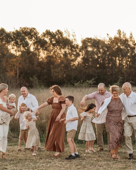 Extended Family Sessions. 🍂🤎🤍 The value of these sessions is honestly hard to put into words. (And even harder to share in an album because how do you narrow down a gallery like this?! 🥰) Images with your own parents, images that your children have to treasure with their grandparents…🥹 I know we don’t all have this privilege and if you have lost a parent, you know the value and the gratitude of every single photo you have of them…and that you would do a session just like this one in a hear... Family Photo Shoot With Grandparents, Family Portraits Grandparents, Extended Family Session Outfits, Family Photography With Grandparents, Extended Family Photos Outfits, Family Photoshoot In Park, Extended Family Photo Poses, Extended Family Photoshoot Outfits, Large Family Photoshoot Ideas