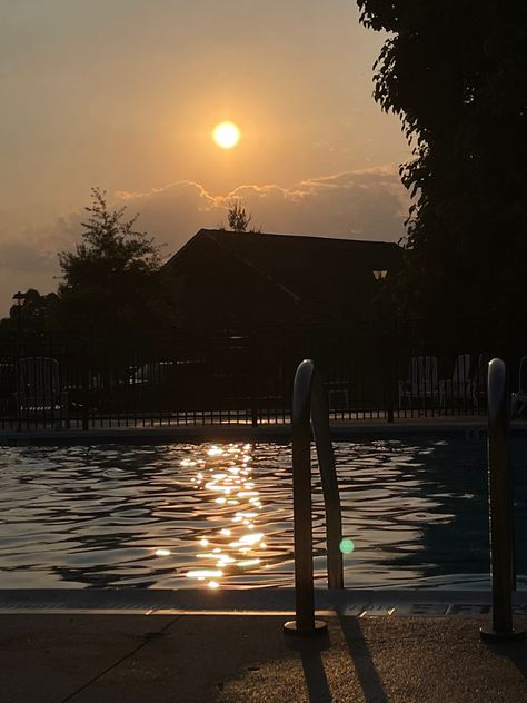 #pool #summer #sunset #poolside #poolphotoshoot #poolparty #photography Summer Pool Aesthetic, Poolside Aesthetic, Hangout Ideas, Pool Aesthetic, Pool Photography, Aesthetic 2024, Pool Picture, Beachy Vibes, Liminal Spaces