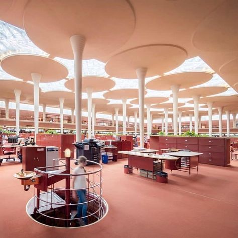 Frank Lloyd Wright SC Johnson Wax Complex - interior office Johnson Wax Building, Johnson Wax, Frank Lloyd Wright Architecture, Frank Lloyd Wright Buildings, Sc Johnson, Frank Lloyd Wright Design, Frank Lloyd Wright Homes, Amazing Buildings, Organic Architecture