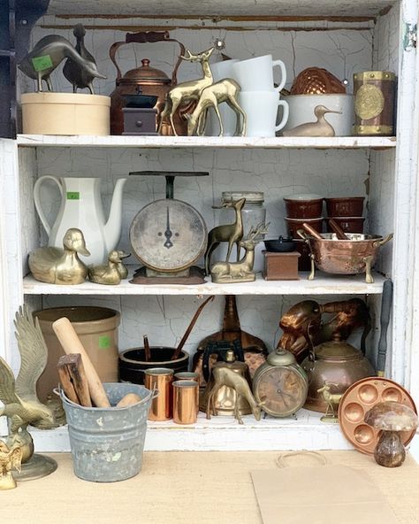 Antique Shop Display Ideas, Antique Booth Ideas Staging, Antique Booth Design, Antique Shop Display, Vintage Market Booth, Antique Store Displays, Vintage Booth Display, Flea Market Booth, Vintage Store Displays