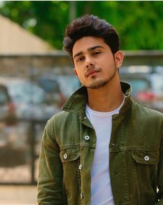 College Outfits Indian Men, Simple Boy Pic, Thumbnail Material, Ajith Love Image, Sunny Chopra, College Outfits Men, Boy Senior Portraits, Handsome Indian Men, Army Couple Pictures