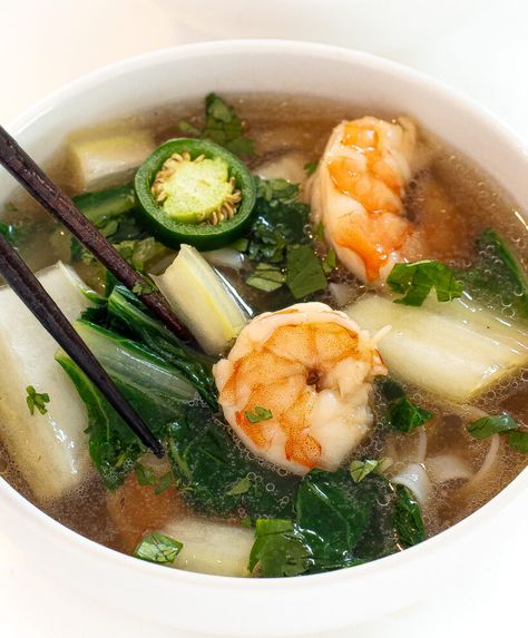 This Spicy Shrimp Pho is a twist on the traditional Vietnamese soup made with hot steaming chicken broth, shrimp, cilantro and lime juice! Pho Seafood, Shrimp Pho Recipe, Seafood Pho, Shrimp Pho, Pho Soup Recipe, Asian Soup Recipes, Chef Savvy, Vietnamese Soup, Pho Soup