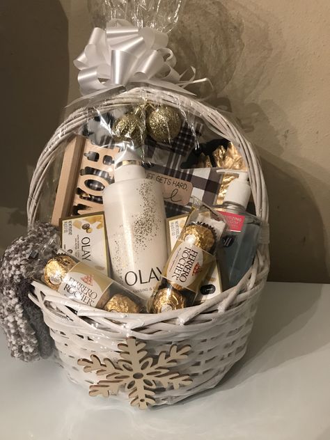 Cute Gift Baskets For Christmas, Christmas Gift Boxes For Friends, Gift Baskets For Woman, Womens Christmas Gift Basket Ideas, Woven Gift Basket, Diy Christmas Gift Basket Ideas For Women, Luxurious Gift Basket, Lotion Gift Basket Ideas, Luxury Gift Basket Ideas