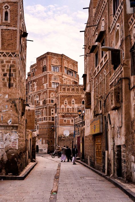 https://flic.kr/p/sjyBqe | Street, Sanaá, Yemen Yemen Sanaa, Interesting Buildings, Islamic Architecture, Yemen, Old City, Capital City, Oman, Abu Dhabi, Middle East