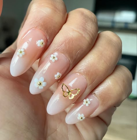 Soft Flower Nails, Charms Nails Ideas, White Flower Nails Design, Nail Design With Flower Gems, Simple Nail Designs With Charms, Cute Nail Designs With Charms, Spring Nails With Charms, Milky Nails With Flowers, Butterfly Nails Gel