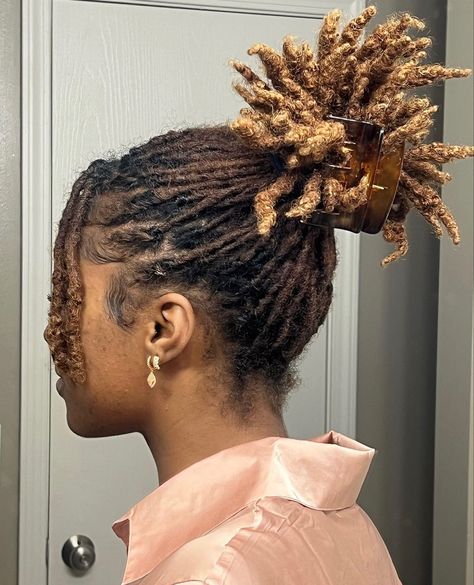 @locdynn Loc Highlights, Short Dreadlocks, Loc Goddess, Short Dreadlocks Styles, Short Dreads, Twist Cornrows, Natural Hair Woman, Twa Hairstyles, Micro Locs