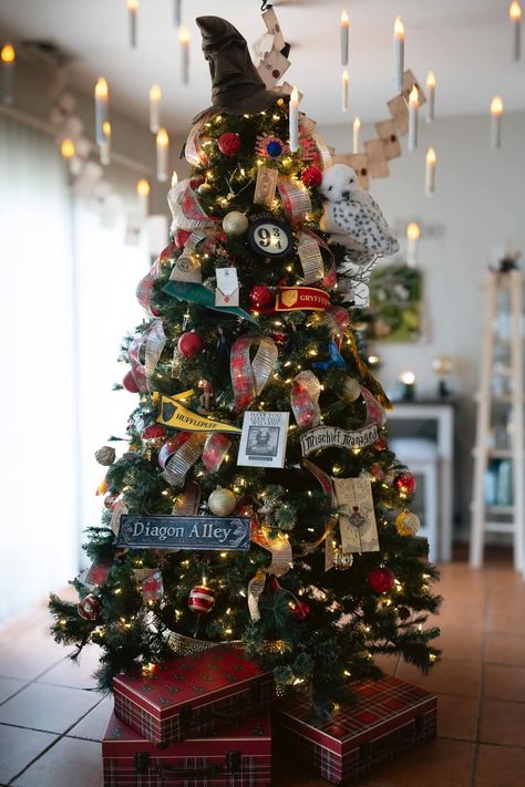 Harry Potter Decorations Christmas, Harry Potter Inspired Christmas Tree, Harry Potter Xmas Decorations, Harry Potter Themed Christmas Tree, Hufflepuff Christmas Tree, Harry Potter Christmas Ideas, Christmas Harry Potter Aesthetic, Harry Potter Theme Christmas, Harry Potter Christmas Theme