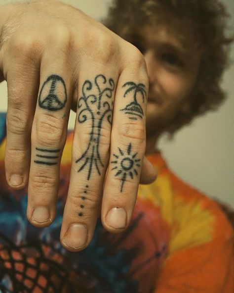 Hippy Finger Tattoos, Hippy Tattoo Men, Hippy Henna Designs, Best Finger Tattoos, Finger Tattoos For Men, Hippie Tattoos, Small Beach Tattoos, Beach Tattoos, Stick Poke Tattoo