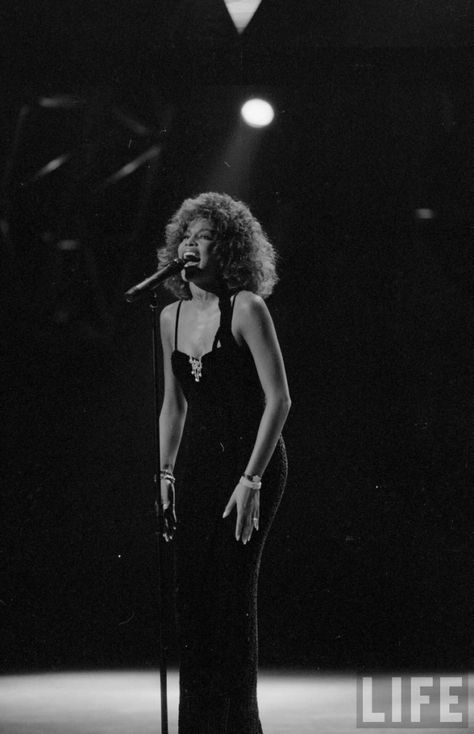 Whitney Houston Young, Houston Pictures, Whitney Houston Pictures, Famous Pictures, Vintage Black Glamour, Concert Aesthetic, Whitney Houston, African American Women, Life Photo