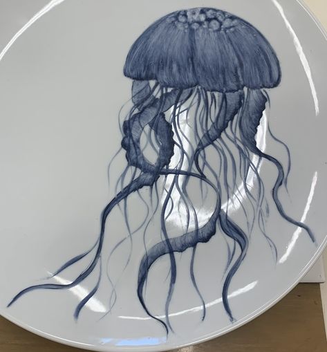 Jellyfish Pottery Painting, Pottery Painting Ideas Ocean, Plate Designs Ideas Pottery Painting, Fish Pottery Painting, Ceramic Bowl Painting Ideas, Painting Pottery Plates, Ceramics Bowls, Ceramics Bowls Designs, Pottery Decoration