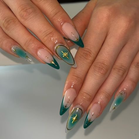 Green And Blue Acrylic Nails, Gold And Green Nail Designs, Nail Art Designs Green, Nails Inspo Green, Green Aesthetic Nails, Green Blue Nails, Nails Green And Gold, Green And Gold Nails, Green Nails Designs