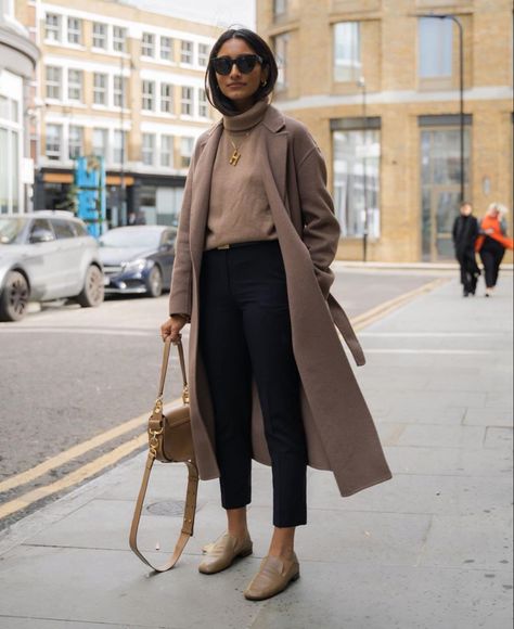 Hannah | COCOBEAUTEA on Instagram: “That coat again. 🙈” Female Lawyer Fashion, Pijamas Women, How To Wear Ankle Boots, Ootd Instagram, Lawyer Fashion, Stylish Suit, Winter Capsule Wardrobe, Looks Street Style, Cold Weather Outfits