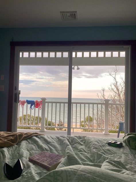 Aesthetic Beach Bedroom, Beach Bedroom Aesthetic, Teen Girl Aesthetic, Aesthetic Teen Girl, Cape Cod Bedroom, Coastal Granddaughter Style, Cod Aesthetic, Coastal Granddaughter Outfits, Cape Cod Beach House