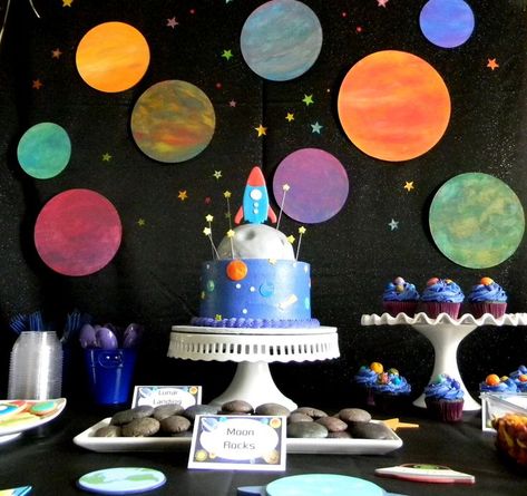 20 ideas for a Fabulous Outer Space Party Space Party 019 photo Space Themed Birthday Party, Space Themed Birthday, Planet Birthday, Planet Party, Space Party Decorations, Rocket Party, Alien Party, Astronaut Party, Astronaut Birthday