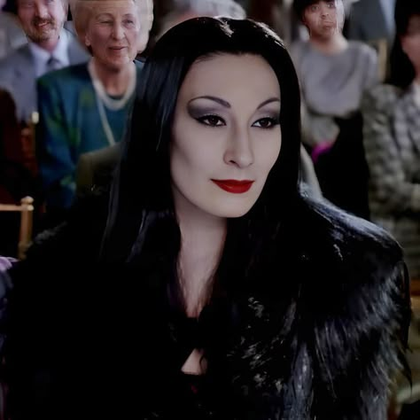 Morticia Addams Halloween, Morticia Addams Makeup, Halloween Makeup Look, Gomez And Morticia, Gomez Addams, Addams Family Wednesday, Anjelica Huston, Morticia Addams, Adams Family