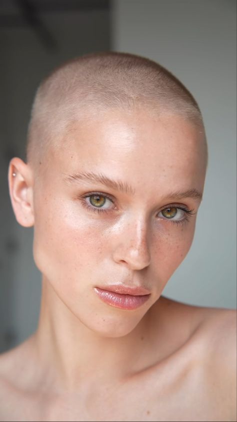 Bald Celebrities Woman, Blond Buzzcut Woman, Bald Girl Aesthetic, Buzz Cut Girl, Women Buzzcut, 2025 Collage, Buzzed Hair Women, Buzz Cut Women, Girls With Shaved Heads