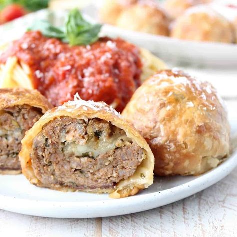 Meatball Wellington, Homemade Meatballs Recipe, Juicy Meatballs, Wellington Recipe, Mozzarella Stuffed Meatballs, Meatball Dinner, How To Make Meatballs, Meatball Recipes Easy, Mozzarella Recipes