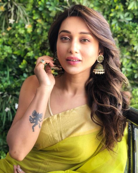 Mimi Chakraborty, Girl Face Drawing, Beauty Crush, Saree Photoshoot, Indian Bridal Dress, Bollywood Girls, Indian Actress Hot Pics, Girl Day, Boy Hairstyles