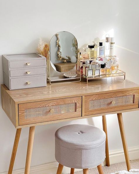 Small Vanity Ideas Bedroom, Modern Dressing Table Designs, Dressing Table Organisation, Dressing Table Decor, Dressing Table Design, Dekorasi Kamar Tidur, Vanity Room, Bedroom Vanity, Vanity Decor