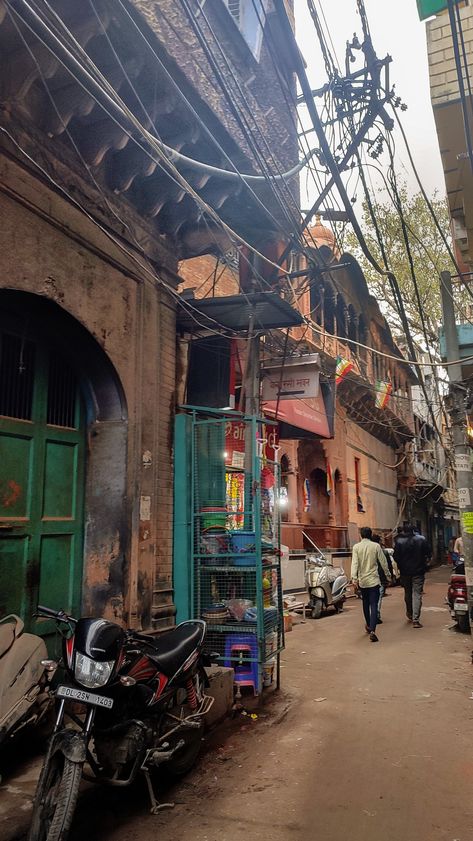 Purani Dilli Aesthetic, Street Shopping Aesthetic, Indian Street Aesthetic, Old Delhi Aesthetic, Antique Buildings, Indian Town, Aesthetic Reel, Delhi City, Old Delhi