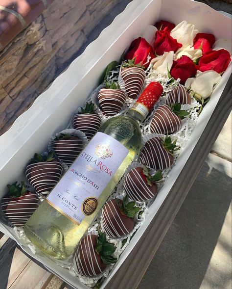 Wine Treat Box Ideas, Wine And Strawberry Gift Boxes, Wine Gift Box Ideas, Valentine Chocolate Covered Strawberries, Covered Strawberries Bouquet, Strawberries Bouquet, Bridal Gift Box, Strawberry Box, Chocolate Covered Strawberries Bouquet