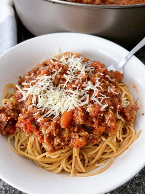 This easy Spaghetti Bolognese recipe is perfect for a busy weeknight meal. Made with ground beef, sausage, crushed tomatoes, and a simple sauce, this Bologna Spaghetti is a family favorite. Plus, it only takes about 30 minutes to make! Spageti Bolognaise Aesthetic, Spaghetti Bolognese Aesthetic, Spaghetti Aesthetic, Easy Bolognese, Bolognese Spaghetti, Easy Spaghetti Bolognese, Bologna Recipes, Italian Meat Sauce, Spaghetti Bolognese Recipe