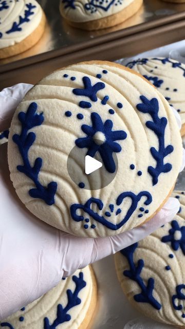 Gloria Ruiz on Instagram: "Talavera inspired Conchas 💙  #talavera #conchas #veganconchas #pandulce #baking #bread #foodblogger #foodart #sugarart #mexico #wedding #events #losangeles #inglewood" Talavera Wedding Decor Blue And White, Talavera Quinceanera, Talavera Birthday Party, Talavera Cake, Mexican Wedding Food, Diy Talavera, Wl Recipes, Mexican Breads, Mexican Wedding Ideas