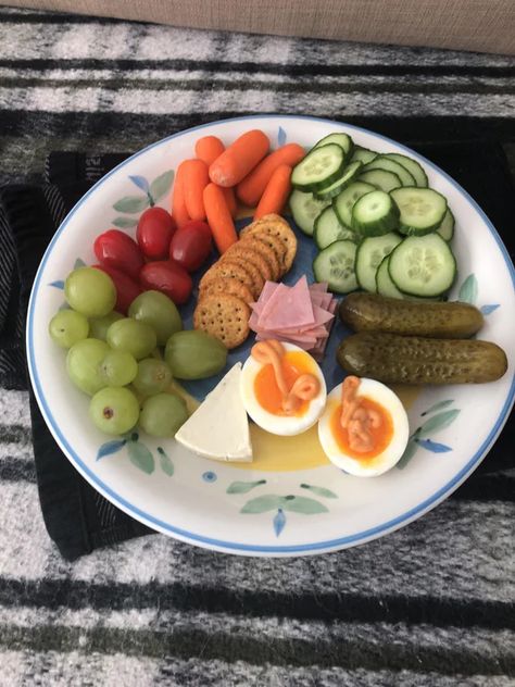 Low Calorie Snack Plate, Snack Plate Lunch, Healthy Snack Plate, Grazing Plate, Protein Boxes, Grazing Platter, Low Fat Snacks, Healthy Lunch Snacks, Snack Plates