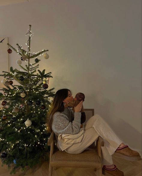 Christmas Family Aesthetic, Fam Photos, Family Aesthetic, Catholic Wallpaper, Baby Christmas Photos, Dream Future, Future Mommy, Christmas Shoot, Rich Family