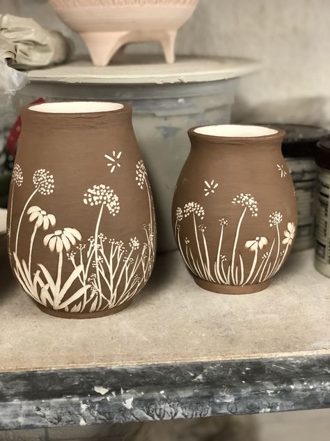 Scrifito Designs, Scraffito Designs Floral, Scraffito Designs Simple Flower, Scraffito Designs Simple Vase, Graffito Ceramic, Sgraffito Designs Flowers, Small Pots Painting Ideas, Pottery Etching Ideas, Scraphito Ceramic