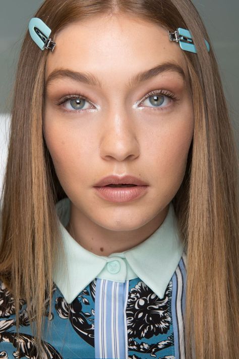 50+ Trends From Milan Fashion Week to Add to Your Spring 2017 Beauty Report 90s Makeup Trends, Silver Makeup, Jewellery Shoot, Bright Eyeshadow, Runway Beauty, Makeup Simple, Runway Makeup, Popsugar Beauty, Model Makeup