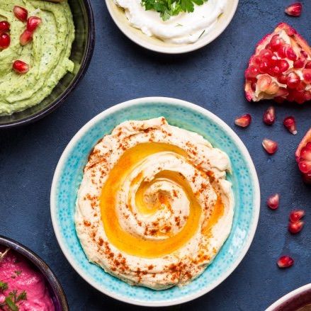 As #SuperBowl planning begins, many of us are beginning to think about the Almighty Appetizer Spread! 😋👊🏈nIdeas from The List are perfect and timely -- sharing their best and favorite ways to dress up your next tub of store bought hummus with beautiful and #delicious toppings. Lilly's Hummus and your creativity ... Yum!n.n.n.n#lillyshummus #lillysfoods #hummus #vegan #plantbased #cleaneats #cleaneating #healthy #healthyfood #healthysnack #plantprotein #organic #chickpeas #nongmo #eatfresh Garlic Hummus, Vegetable Snacks, Make Hummus, Rosemary Garlic, Healthy Dips, Vegan Appetizers, Hummus Recipe, Chickpeas, Nachos