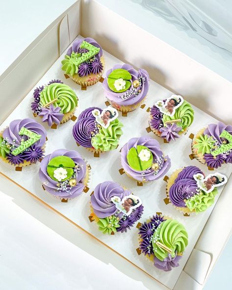 👑Princess Tiana cupcakes to go along with the marshmallows treats for Lyla. 🐸… | Instagram Princess Tiana Birthday Cake Ideas, Princess Tiana Cakes, Princess Tiana Dessert Table, Princess Tiana Treats, Princess Tiana Cupcakes, Princess Tiana Food Ideas, Princess Tiana Party Ideas, Princess Tiana Cake Ideas, Tiana Baby Shower Theme