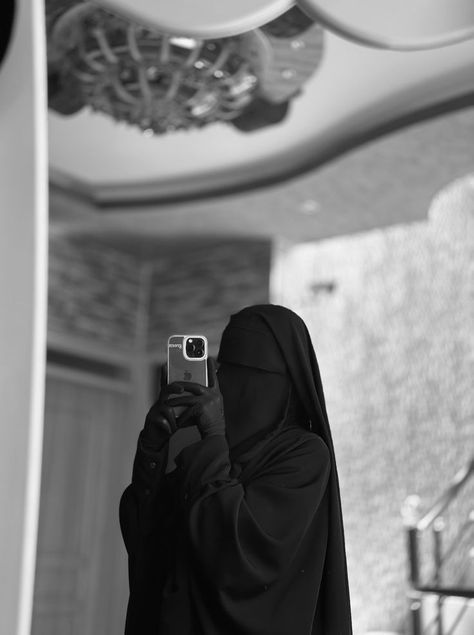 Burqa Aesthetic, Hijabi Girl Aesthetic, Niqabi Girl, Hospital Room Snapchat Stories, Hd Nature Wallpapers, Girls Mirror, Hijabi Fashion Casual, Hijab Cartoon, Hijabi Aesthetic