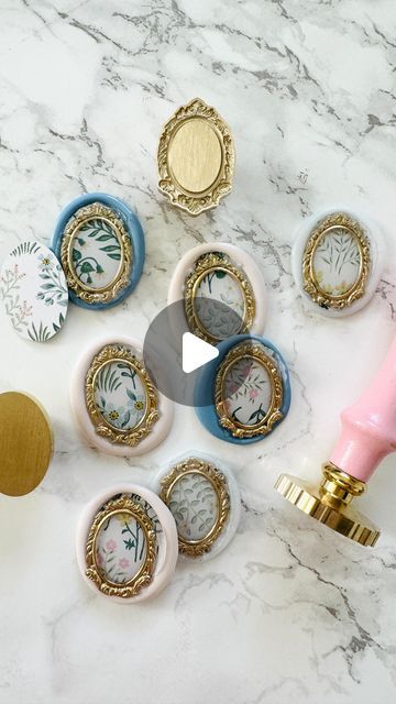 Betsy Goodman | Lettering & Wax Seal Artist on Instagram: "How to make double frame seals 

✨ Supplies you’ll need: 

Frame wax seal stamp, blank oval stamp, sealing wax sticks, crystal clear hot glue stick, low-temp glue gun (at least two), craft paper, parchment paper, ice pack and Krylon Gold Leafing Pen. 

✨ How to make them: 

First, heat up your sealing wax and crystal clear hot glue in two separate low-temp glue guns. While they are heating up, place your frame stamp on an icepack. This is the most IMPORTANT step! If the metal is cold it won’t stick to the glue. 

Next, trace your blank oval stamp onto your craft paper. Then cut out with scissors. When sealing wax is warm, pour it into an oval shape, place the paper on top and then press with the blank oval stamp. Allow to cool for Wax Stamp Ideas, Wax Seal Stamp Diy, Wax Stamps, Sealing Wax Sticks, Gold Leafing, Diy Wax, Melted Plastic, Double Frame, Glue Stick