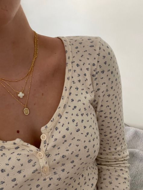 Cute Stacked Necklaces, Van Cleef Layered Necklace, Winter Necklace Stack, Van Cleef Layering, Gold Necklace Van Cleef, Vanilla Girl Jewelry Gold, Gold Dainty Necklace Stack, Can Cleef Necklace Stack, Gold Jewelry Stacking