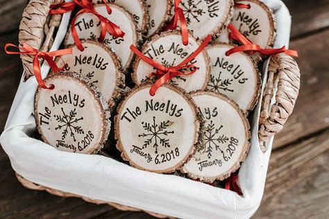 The trend for wedding favors is moving away from the traditional. Couples want more thoughtful and personalized wedding favors to give as gifts for their guests. Here are 11 unique wedding favors that your guests will actually want to use and not just toss in the pit of their car never to be seen again. Christmas Wedding Themes, Christmas Wedding Favors, Snowflake Wedding, Creative Wedding Favors, Winter Wedding Favors, Wedding Favors Cheap, Rustic Wedding Favors, Winter Wonderland Wedding, Beach Wedding Favors