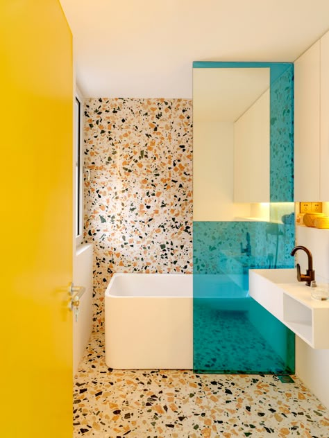 تصميم دورة مياه, Bold Bathroom, Colorful Terrazzo, Latest Bathroom, Beige Stone, Built In Furniture, Bathroom Trends, Yellow Walls, Shower Screen