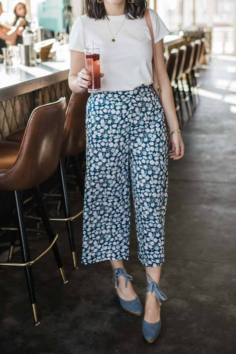 Midsize Street Style, Boyfriend Jeans Kombinieren, Summer Fashion Women, Madewell Style, Pani Puri, Cooler Style, Western Wear Outfits, Casual Day Outfits, Wide Leg Cropped Pants