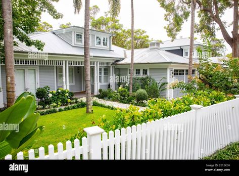 Download this stock image: Australian hamptons style home with lush green and white domestic garden,Avalon Beach,Sydney,Australia - 2E12X2H from Alamy's library of millions of high resolution stock photos, illustrations and vectors. Hamptons Garden Australia, Hampton Garden Australia, Modern Hamptons Exterior Australia, Hamptons Front Garden, Hampton Style Front Fence, Aluminium Front Fence Ideas Australia, Modern Hamptons Facade Australia, Hamptons House Exterior Australia, Hamptons Style Garden