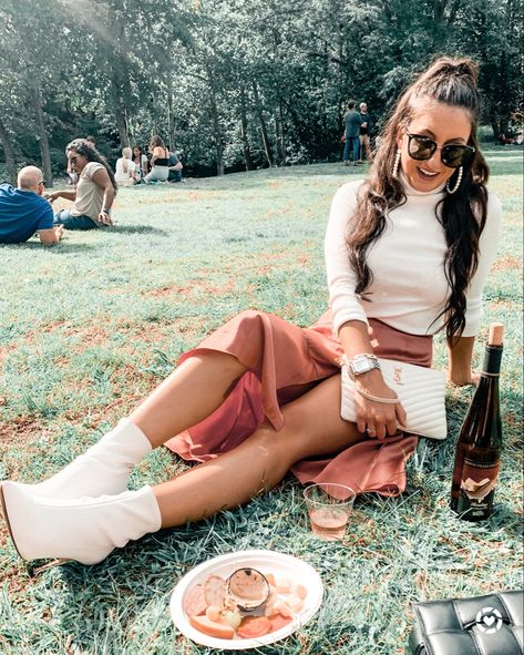 Cute Winery Outfit Spring, Rainy Day Wine Tasting Outfits, Italy Wine Tasting Outfits, Vinyard Vine Outfit, Fall Winery Aesthetic, Winery Pics Ideas, Winery Instagram Pictures, Wine Vineyard Outfit Fall, Vineyard Fashion